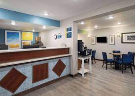 Days Inn & Suites by Wyndham Kokomo 2