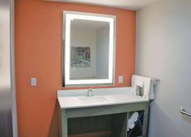 La Quinta Inn & Suites by Wyndham Pittsburg 5