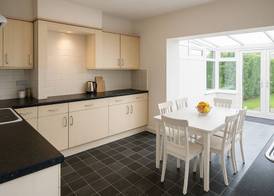 Prime 4BR Reading House & Free Parking 5