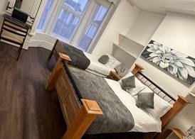 PRIVATE ROOMs In TOWN CENTRE FREE PARKING WIFI AND PATIO WITH AA STAY LTD 3