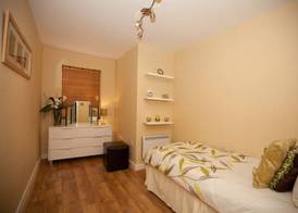 Riverbank View Three Bedroom Apartment with Free Parking 5