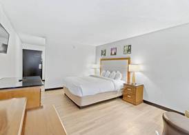 Days Inn by Wyndham Erie 5