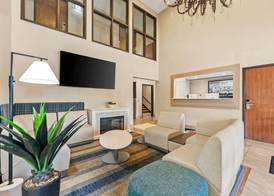 Super 8 by Wyndham Elgin 3