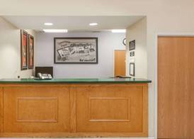 Super 8 by Wyndham Huntington 2