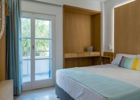 CHROMA Lodge Rafina 5