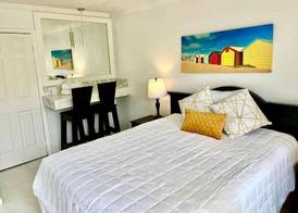 Colony Club Inn & Suites 4