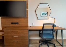 Holiday Inn Express & Suites LAS VEGAS - E TROPICANA by IHG 5