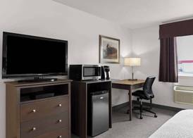 Days Inn by Wyndham Steinbach 4