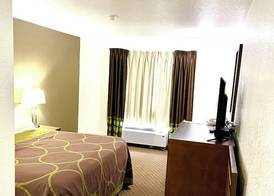 Super 8 by Wyndham Hinton 3