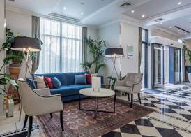 Queen's Court Hotel & Residence 3