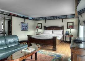Dinah's Garden Hotel 5