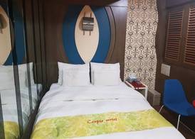Couple Motel 5
