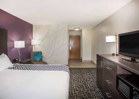 La Quinta Inn & Suits by Wyndham Pontoon Beach IL 5