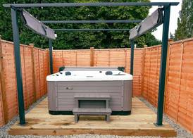 Stunning 3 Bedroom Lodge With Hot Tub in York 4
