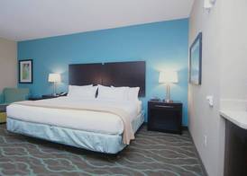 Holiday Inn Express & Suites CUERO by IHG 4