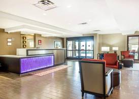 Comfort Suites Clinton near Presbyterian College 4