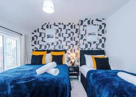 House Sleeps 7 with Garden and Free Parking 4