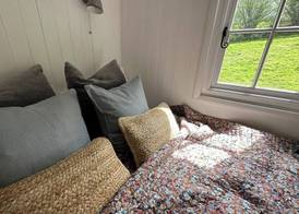 Shepherd's Hut - Sleeps 2 - Pet Friendly - Parking 2