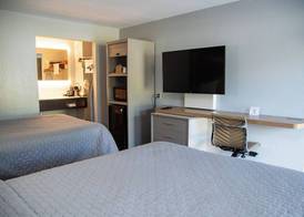 Columbus Inn and Suites 5
