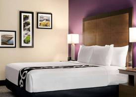 La Quinta Inn & Suites by Wyndham Burlington 5