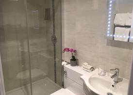 Trumbles Gatwick B&B, Peaceful Stay with Parking & Easy Airport Access 4