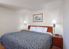 Days Inn by Wyndham Orange Anaheim 3