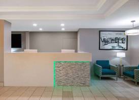 Super 8 by Wyndham Ottawa 2