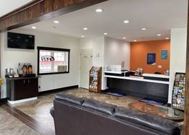 Howard Johnson by Wyndham Lake George 3