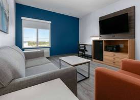 La Quinta Inn & Suites by Wyndham Ft Worth-Burleson 4