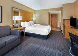 La Quinta by Wyndham Naples Downtown 5