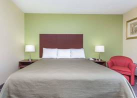 Howard Johnson by Wyndham Athens 3