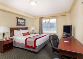 Ramada by Wyndham Hinton 4