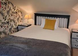 Apartment - Sleeps 3 - Westport , Free Parking 2