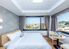 Leslie Hotel 4