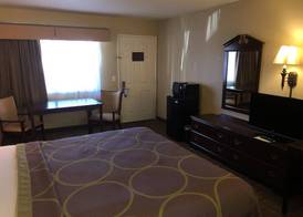 Super 8 by Wyndham Corning 4