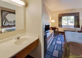 Super 8 by Wyndham Akron S/Green/Uniontown OH 5