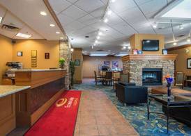 Econo Lodge Inn & Suites University 2