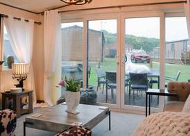 Boutique lodge with hot tub sleeps 6 2