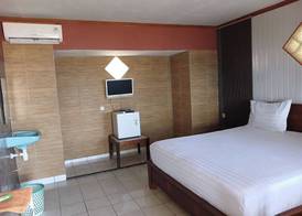 Hotel Tara Bar & Resto Air Sanih 4