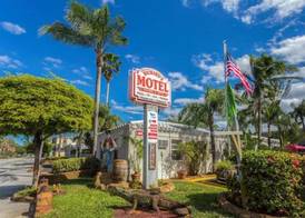 Richard's Motel Courtyard 2