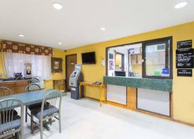 Super 8 by Wyndham Greensboro/Coliseum/Conv. 2