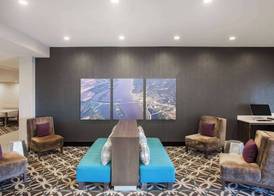 La Quinta Inn & Suits by Wyndham Pontoon Beach IL 3