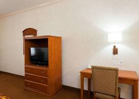 Howard Johnson Hotel & Suites by Wyndham Pico Rivera 3