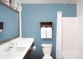WoodSpring Suites Cleveland North 4