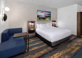 La Quinta Inn & Suites by Wyndham San Antonio at the RIM 5