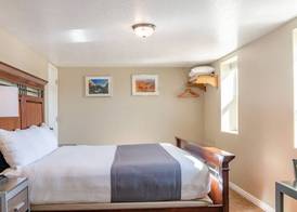Mountain Ridge Cabins & Lodging Between Bryce and Zion National Park 5