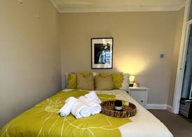 2 Bed Flat - 9-12 Mins to Central London Sleeps 4 3