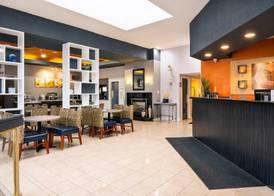 Comfort Hotel & Suites 2