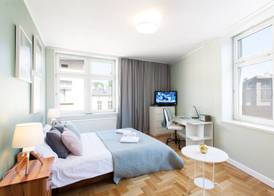 Faust and Mona Lisa Apartments 2
