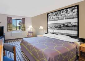 Super 8 by Wyndham Knoxville 3